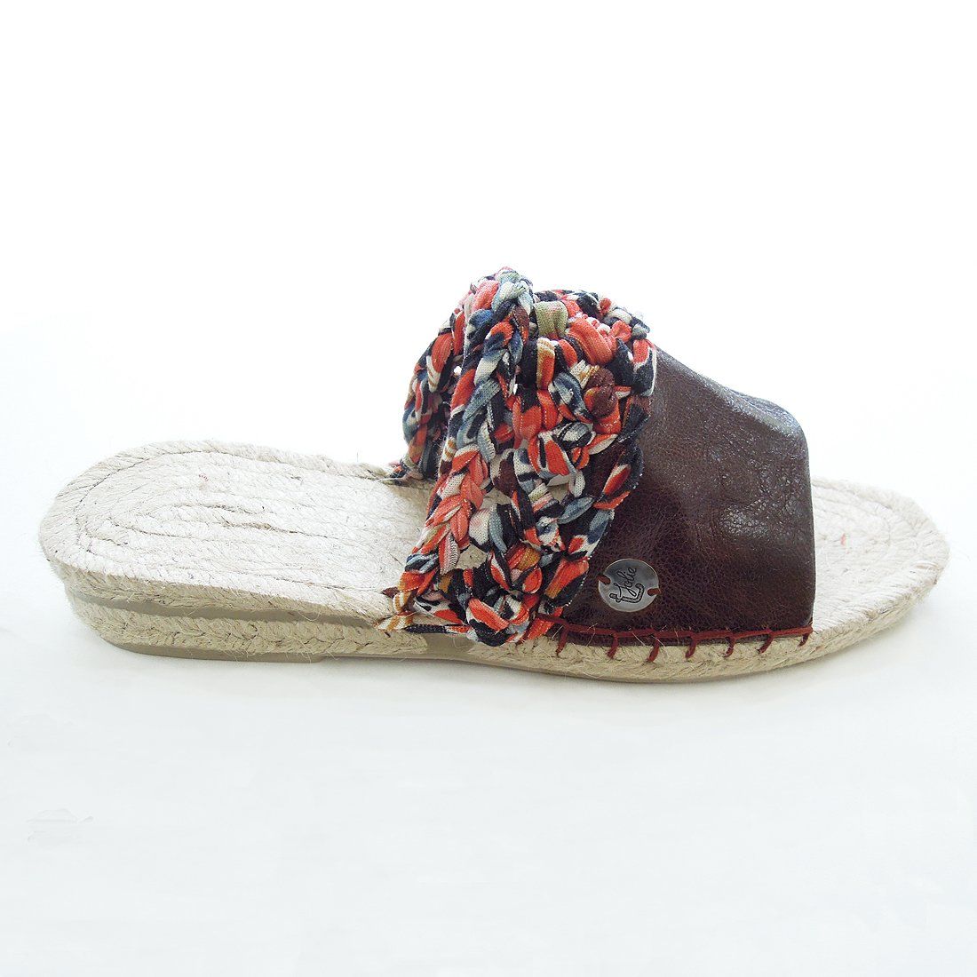 T-jolie, création et fabrication artisanal d'espadrilles revisitées en cuir doublure coton et crochet de tissu. Cousu à la main.