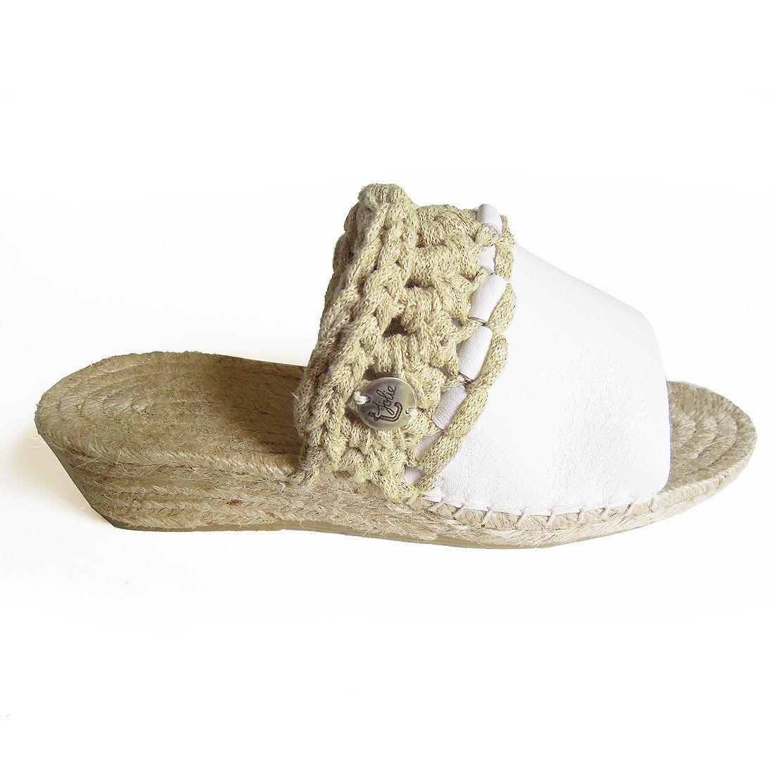 T-jolie, créatrice d'espadrilles compensées en cuir blanc et crochet doré.