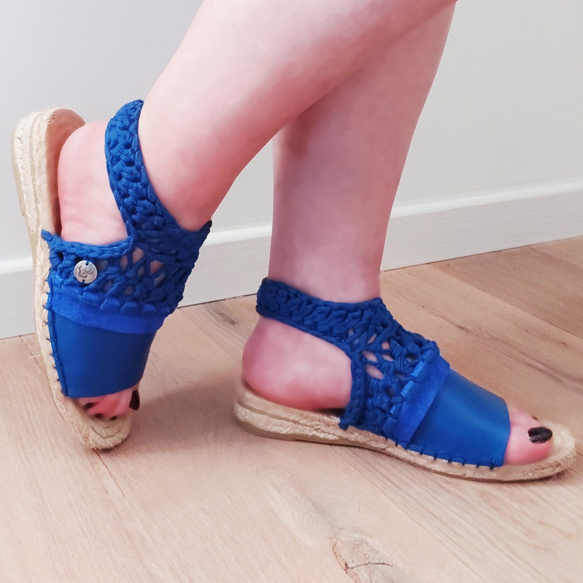 T-jolie, création et fabrication artisanale de chaussures façon espadrilles en cuir et crochet de tissu. Espadrilles ouvertes à talon de 3cm, couleur bleu. Cousu à la main.