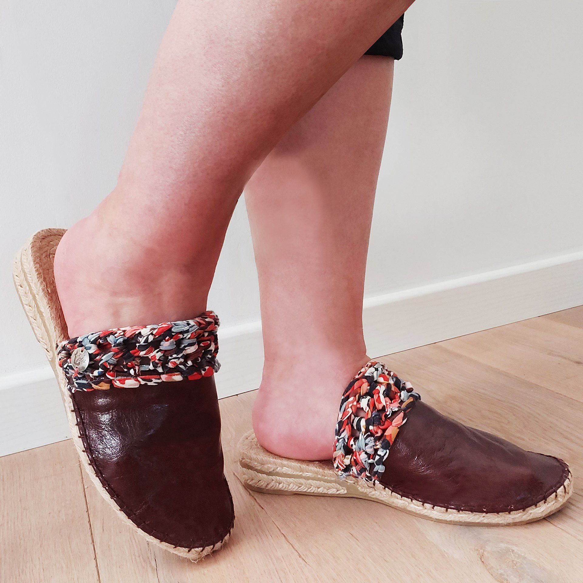 T-jolie, création et fabrication artisanal d'espadrilles revisitées en cuir doublure coton et crochet de tissu. Cousu à la main.