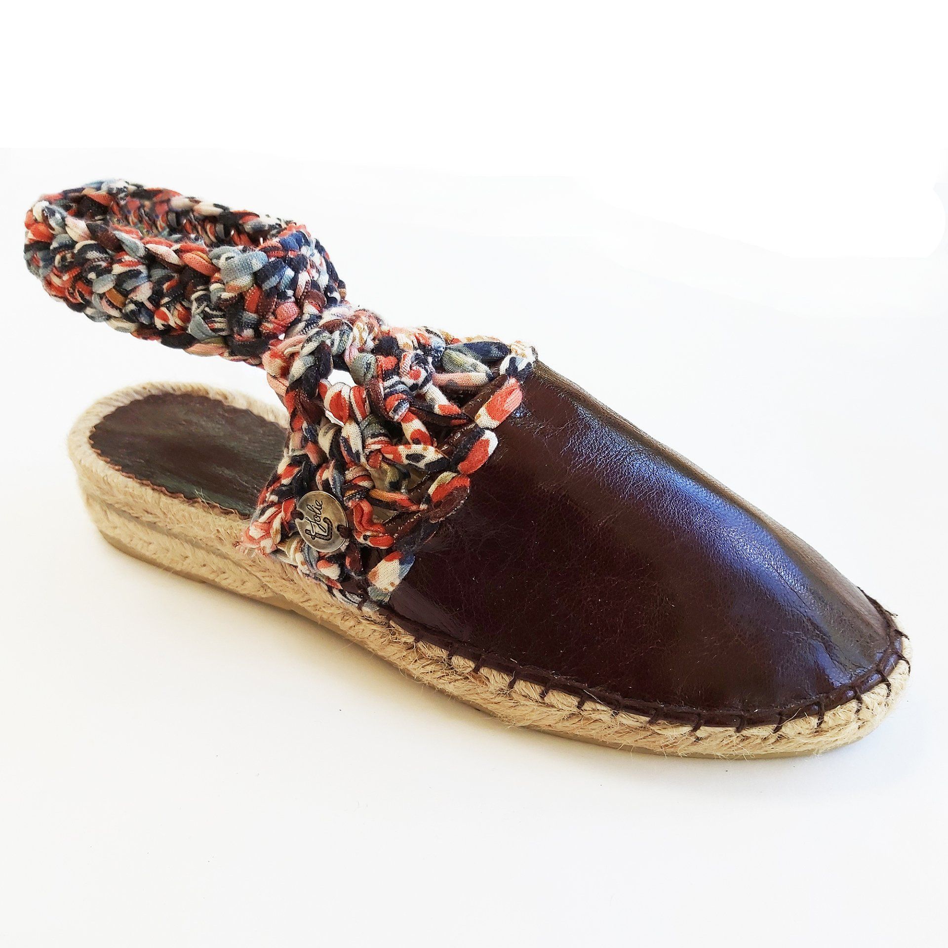 T-jolie, création et fabrication artisanal d'espadrilles revisitées en cuir doublure coton et crochet de tissu. Cousu à la main.