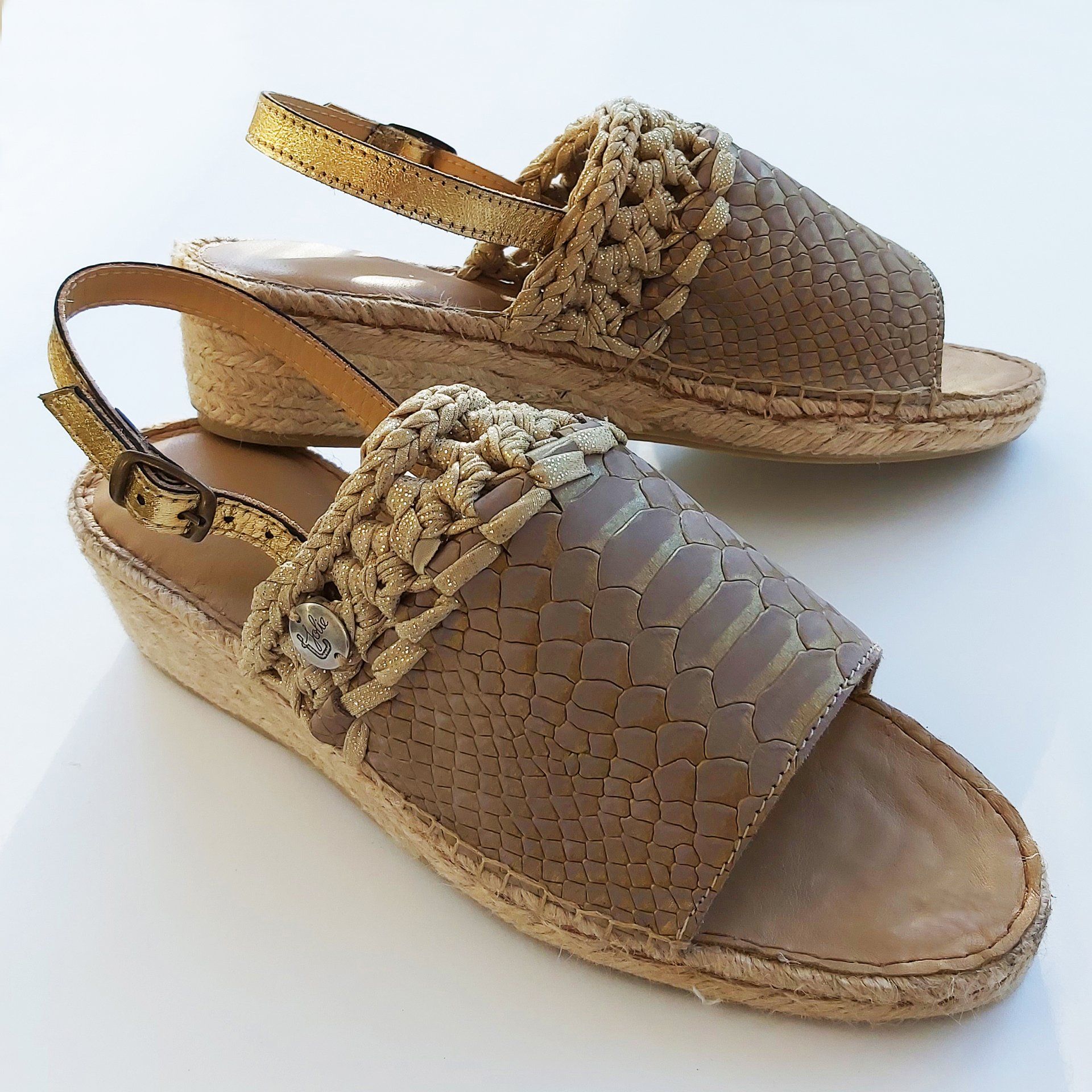 T-jolie, création et fabrication artisanale d'espadrilles en cuir et crochet.