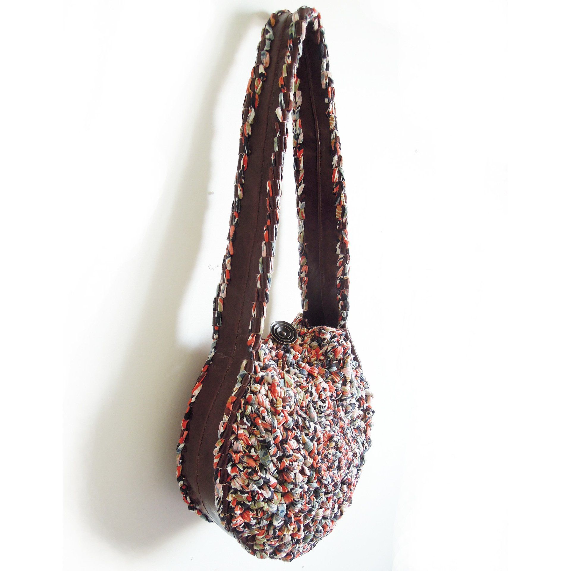 T-jolie, Sac épaule en cuir de chèvre et crochet de tissu. Fermé avec une bouton métallique. 49€