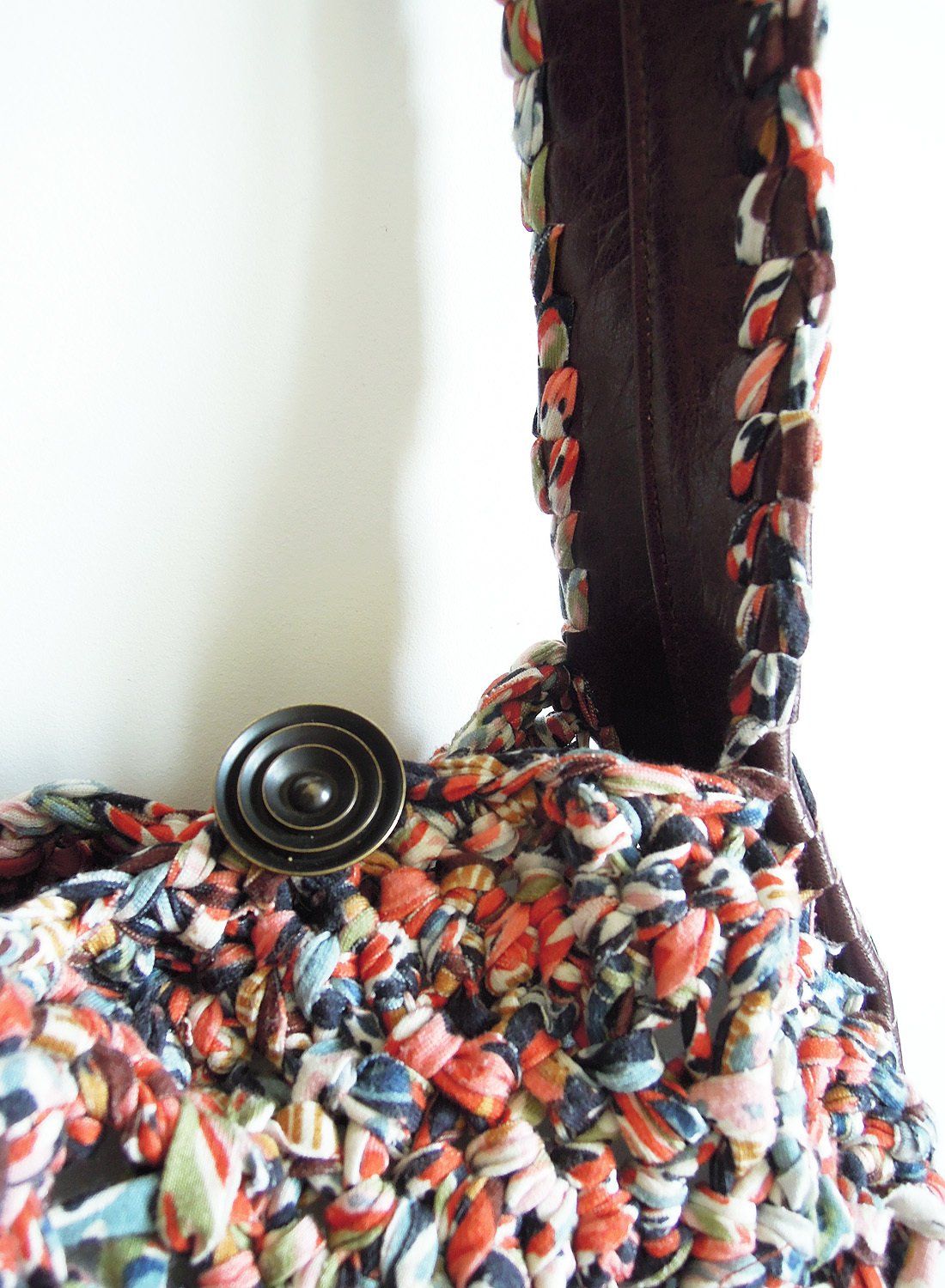 T-jolie, creation d'un sac à main rond en cuir marron chocolat et crochet , fermé avec un bouton métallique