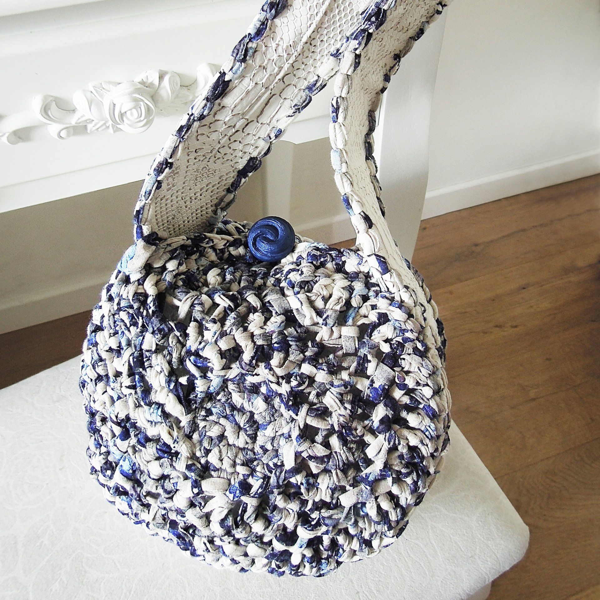 T-jolie, création d'une sac en simili cuir motif serpent et crochet de tissu. Fermé avec une bouton plastique. 39