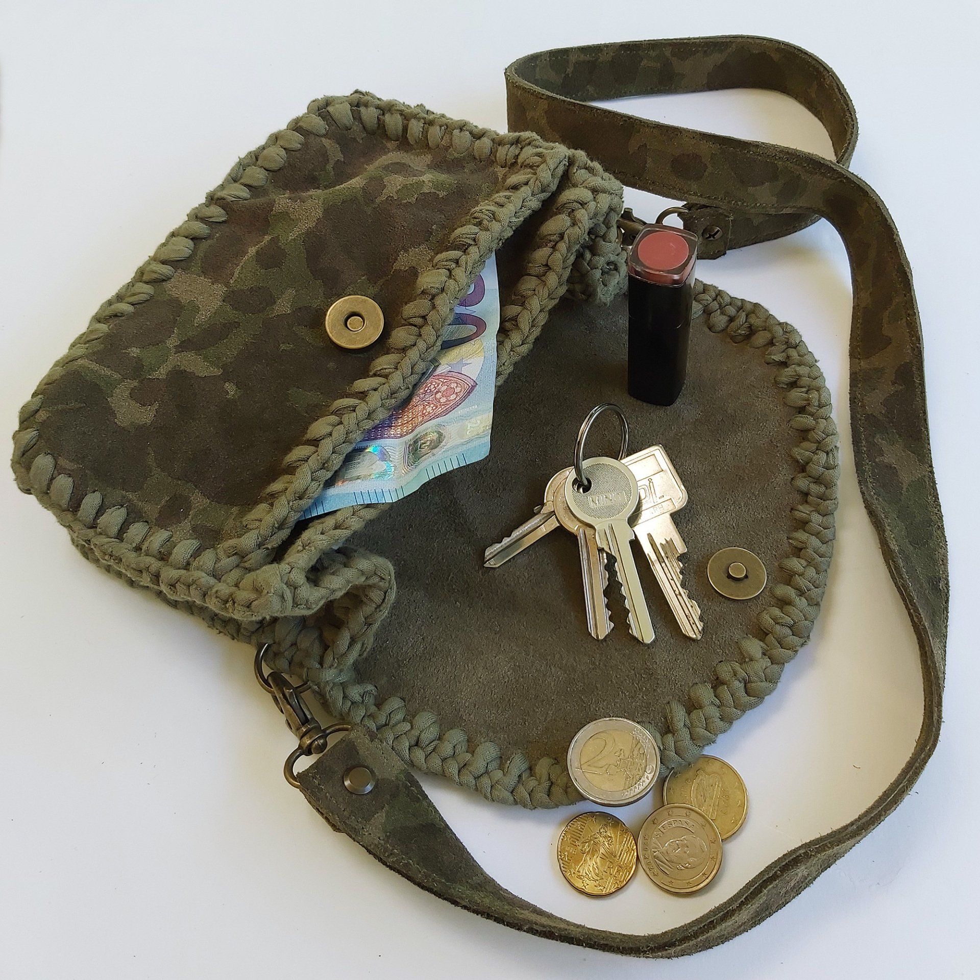 T-jolie, Création artisanale de sac bandoullière en cuir daim et crochet de tissu. Fermé avec une bouton aimentée. 49€