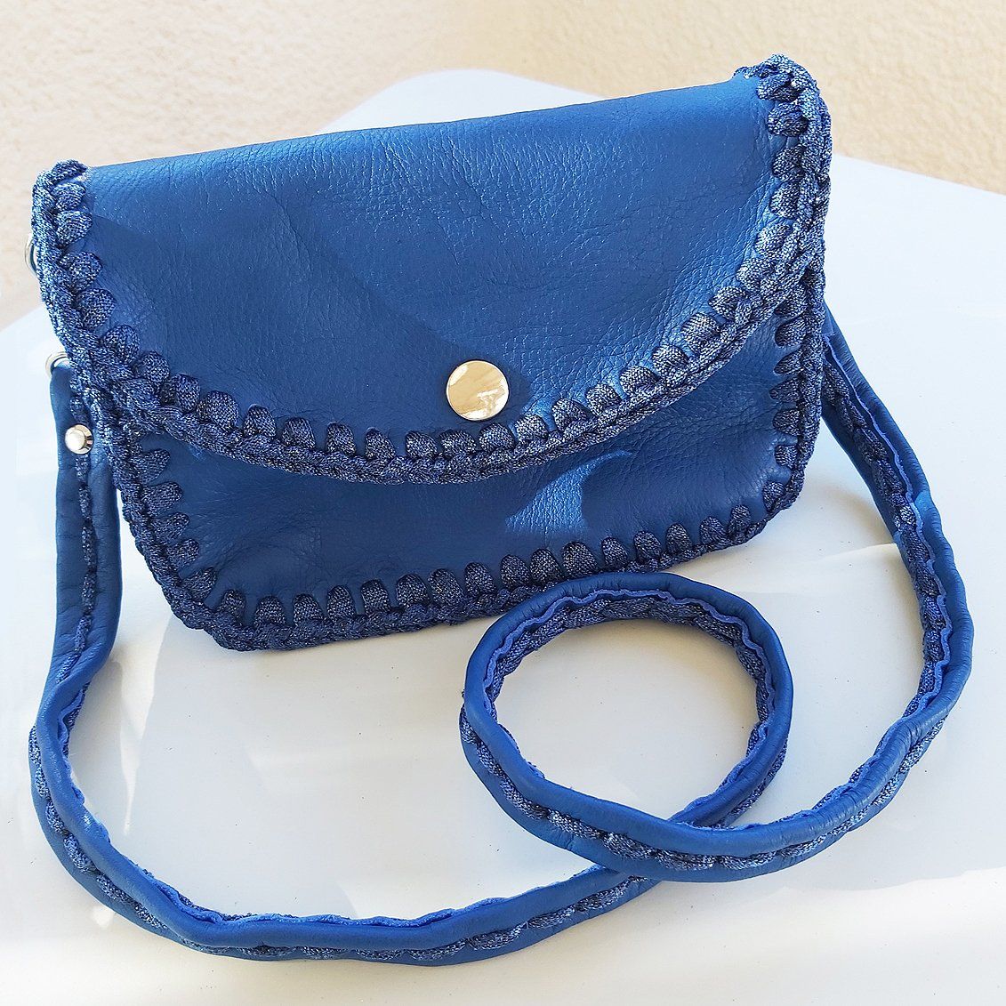 T-jolie, creation d'un sac à main bandoulière en cuir bleu et crochet bleu paillettes, 2 poches