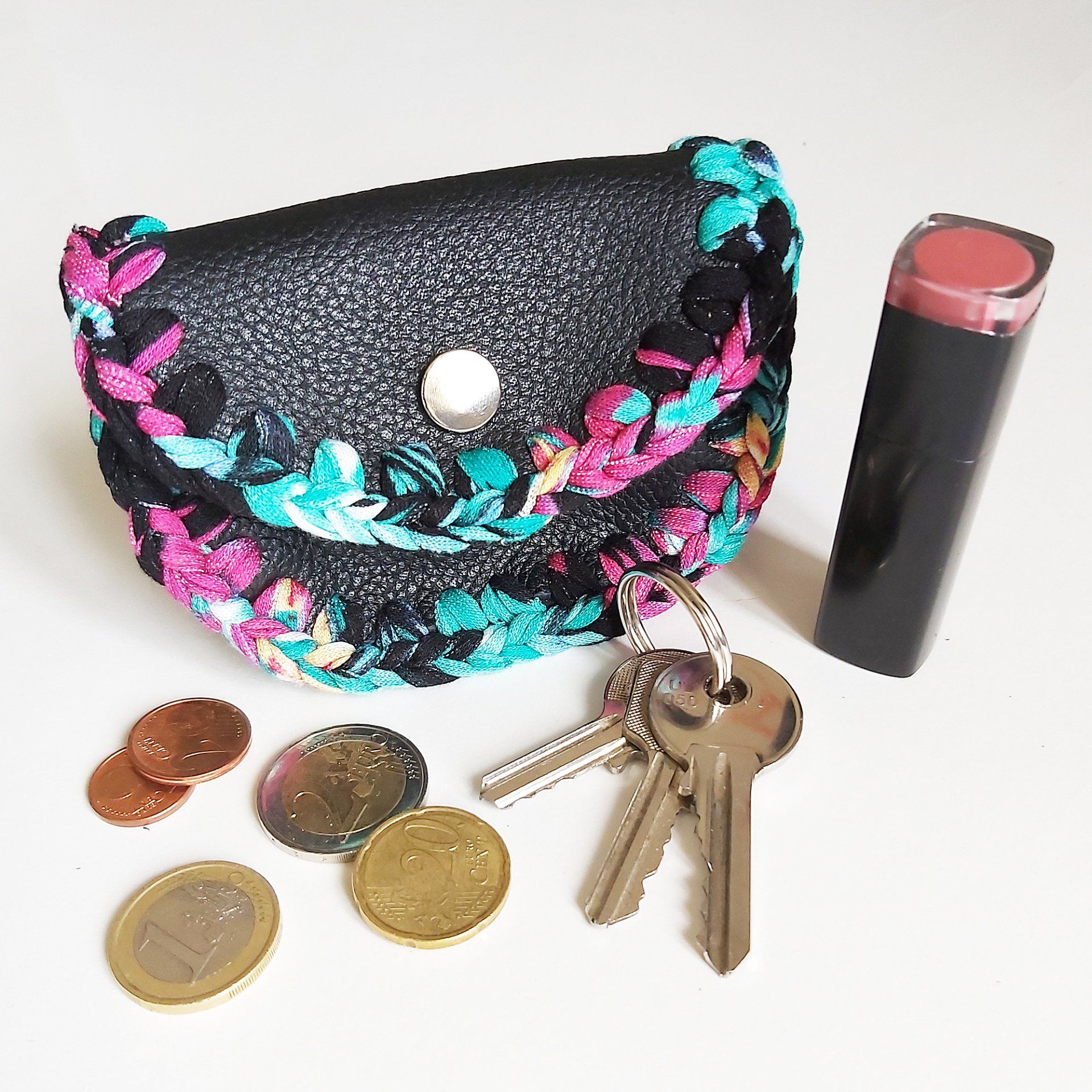 Cuir noir, crochet en tissu noir/turquoise/fuchsia. Bouton pression argenté.