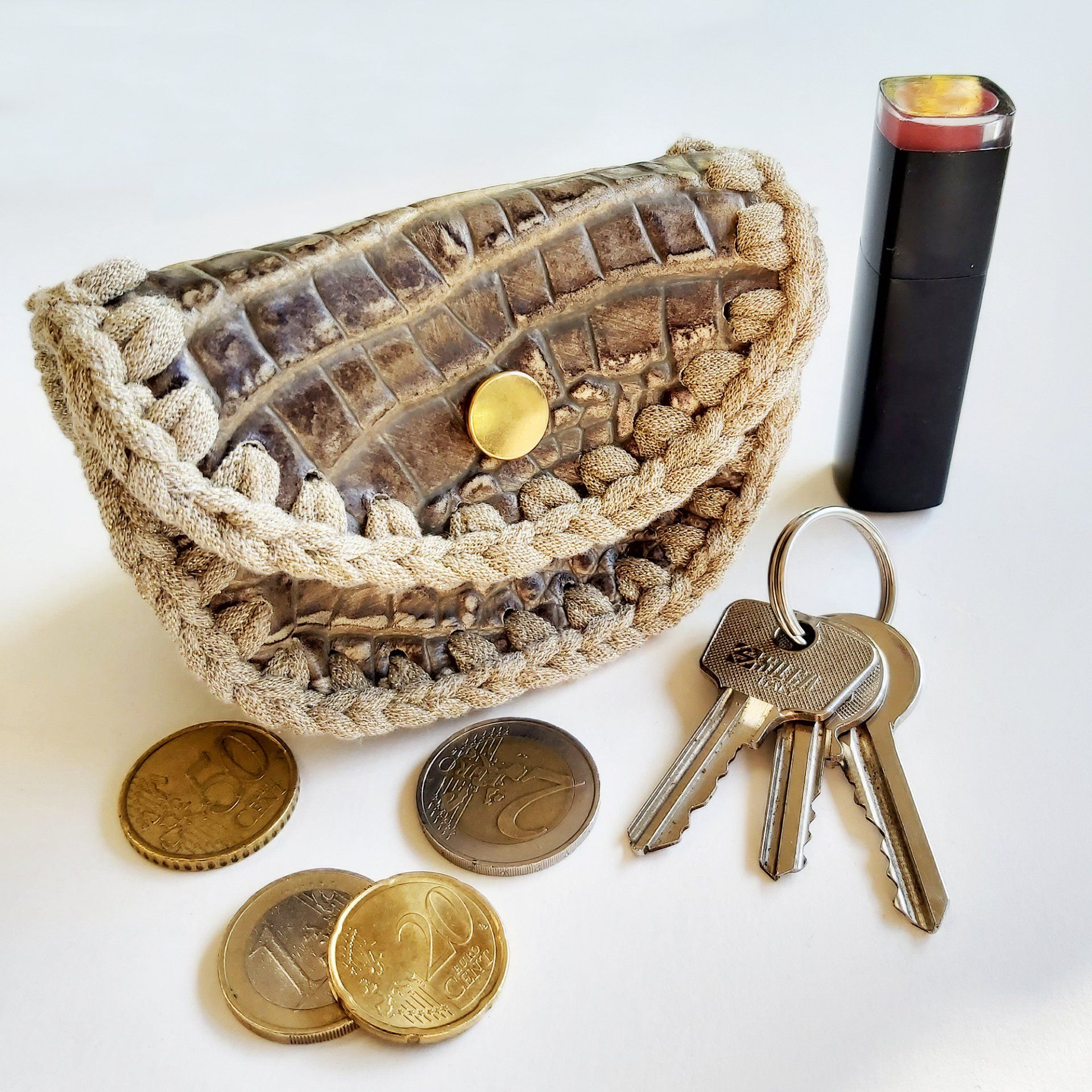 Création T-jolie, Porte monnaie en cuir de veau beige, relief crocodille et crochet de tissu beige/doré. Bouton pression doré.