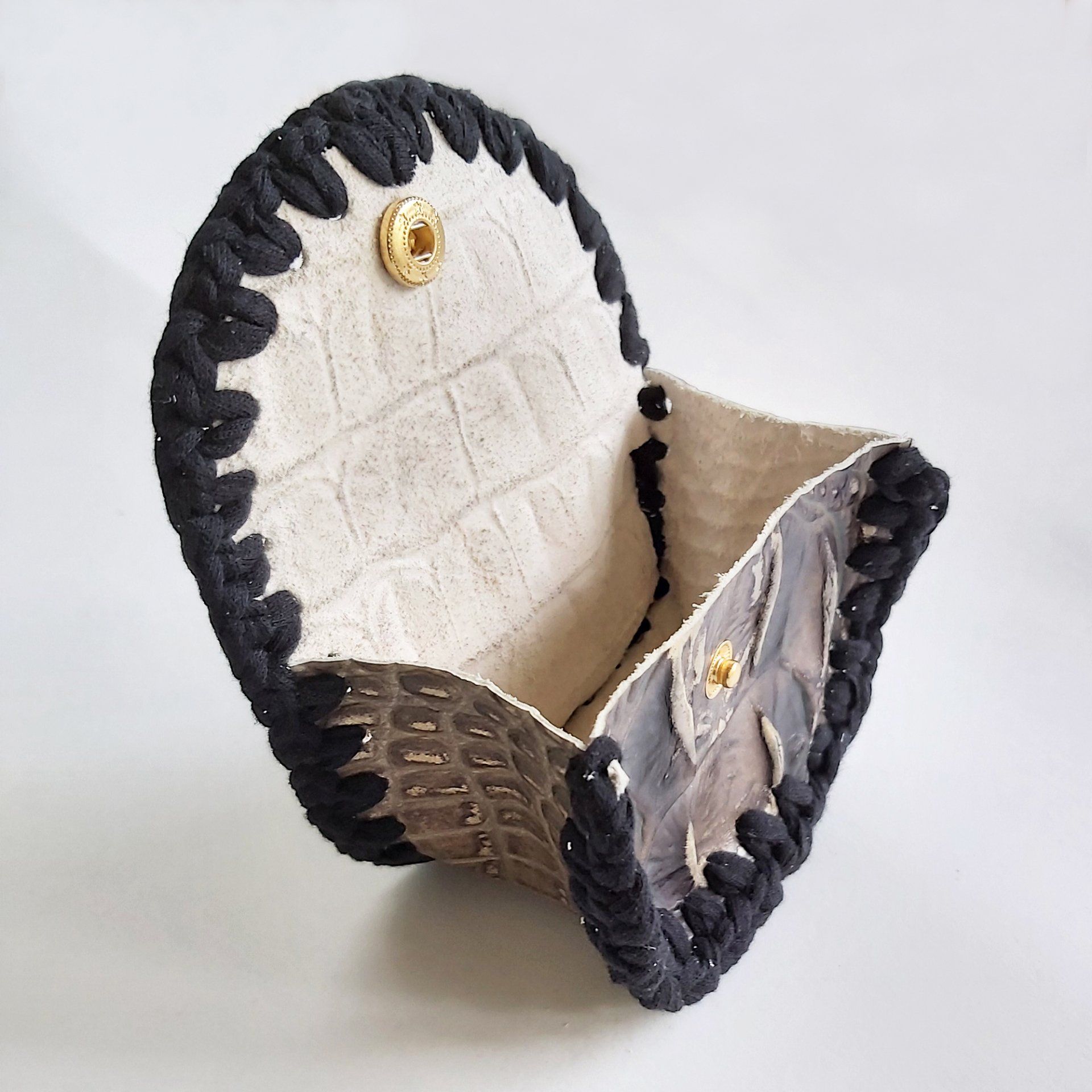 Création T-jolie, Porte monnaie en cuir de veau beige, relief crocodille et crochet de tissu noir. Bouton pression doré.