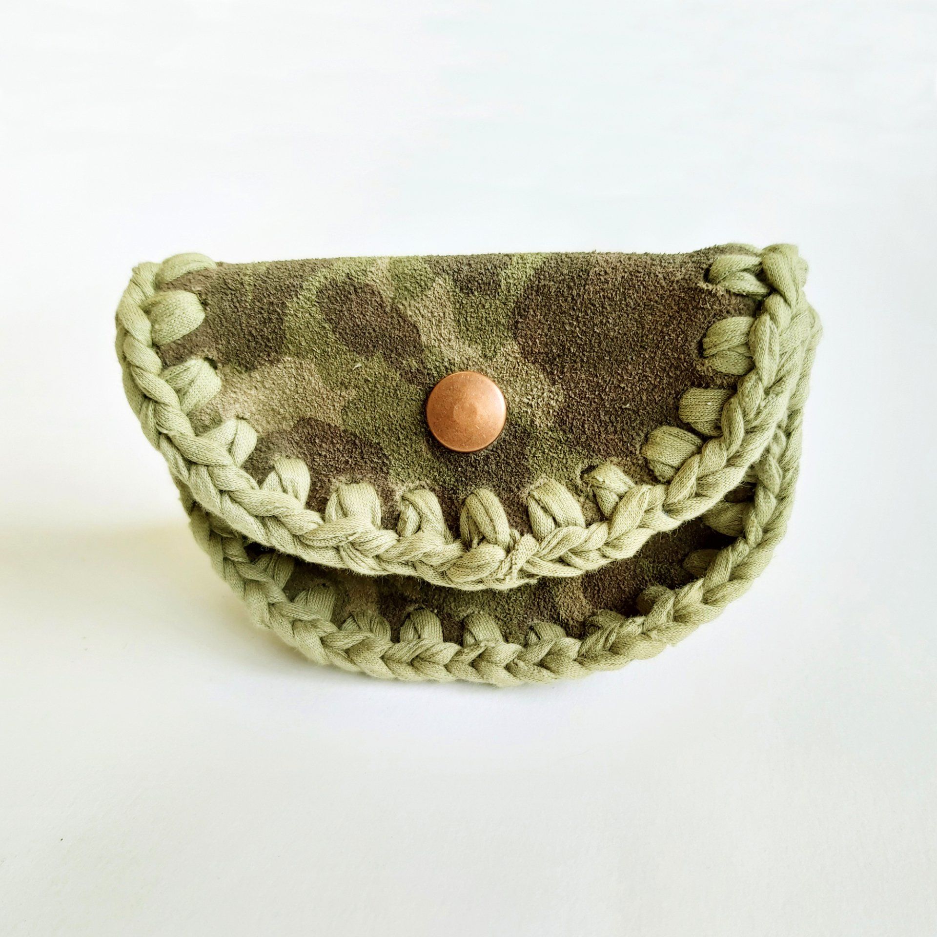Porte monnaie en cuir suède souple motif camouflage et tissu kaki en coton.
