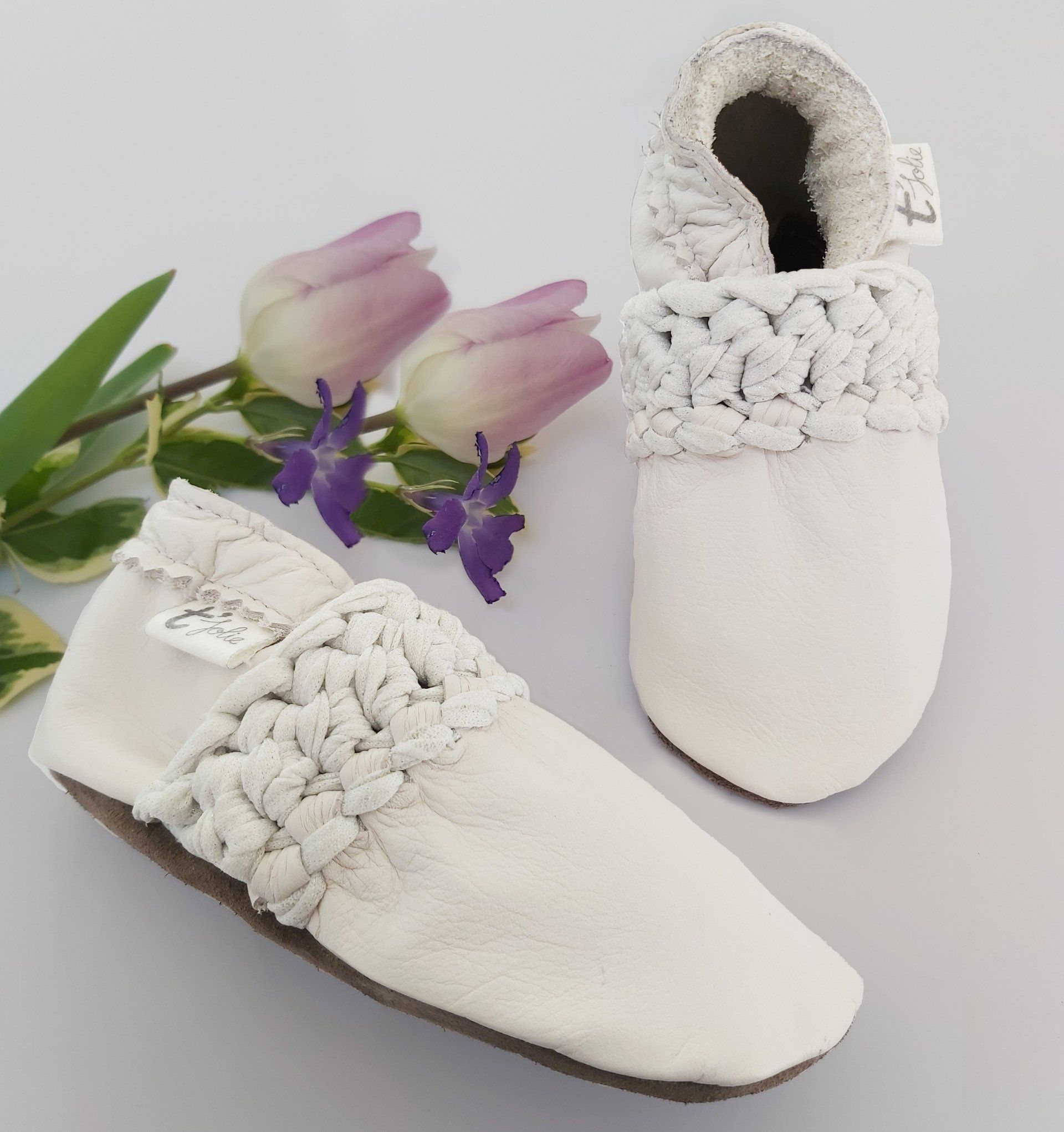 T-jolie, création artisanale de chaussons pour bébé en cuir et crochet.