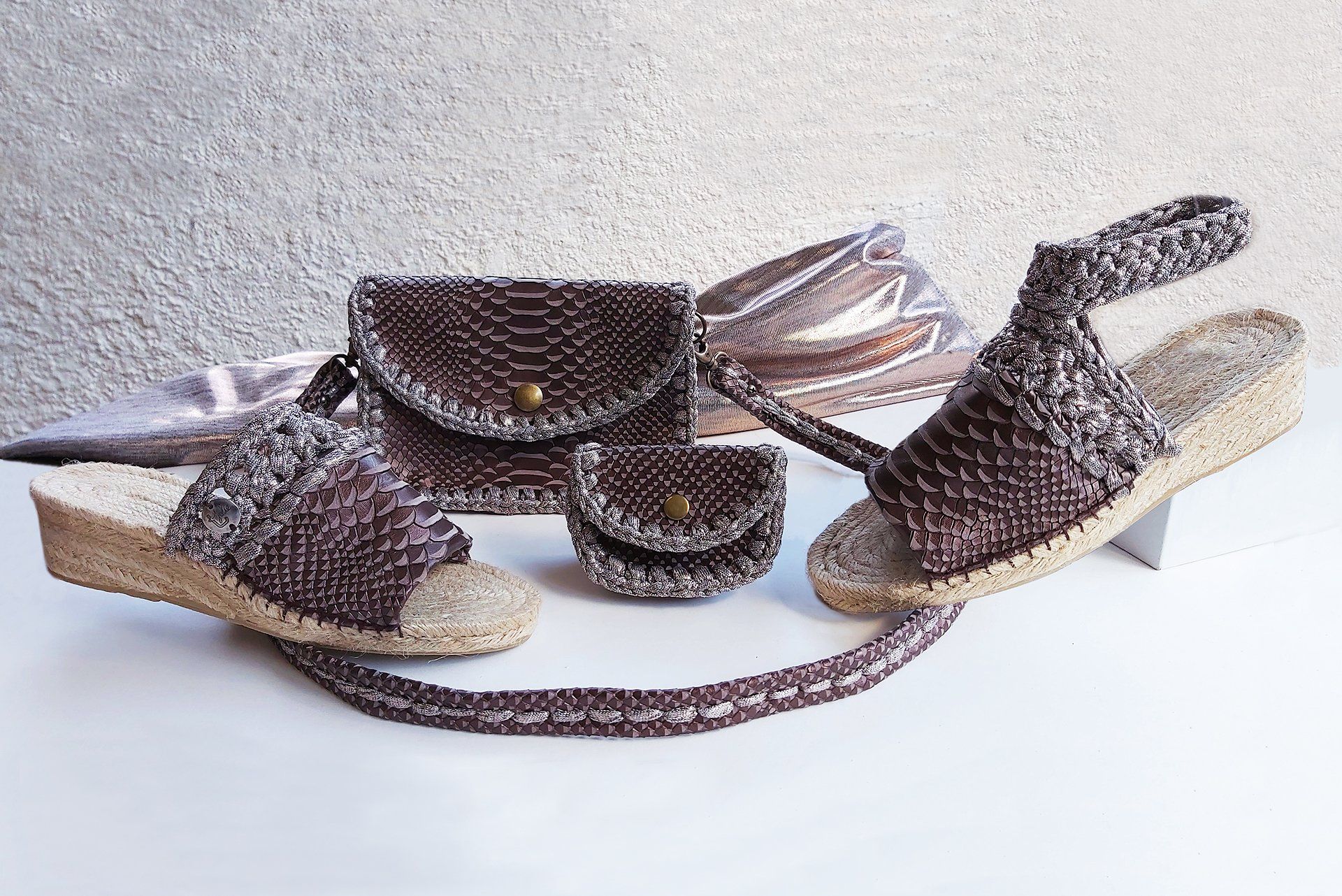 T-jolie , creatrice de chaussures façon espadrilles, sac à main en cuir de veau motif serpent et crochet métallisée cuivre.