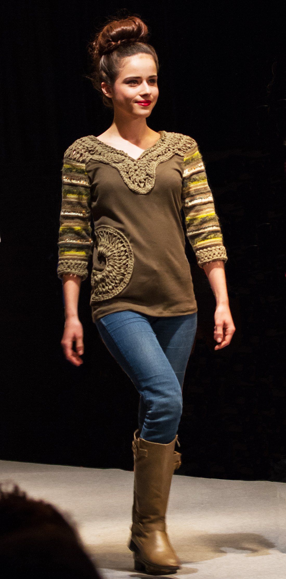 T-jolie, création unique d'une T-shirt vet kaki col V et poche lune en crochet de tissu manches 3/4 de tricot à la main.