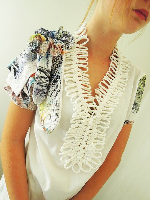 T-jolie, création unique d'une T-shirt blanc col V en crochet de tissu. Manches plusieurs couches de tissu différentes. Noeud cravate sur l'épaule. Pièce unique taille M.