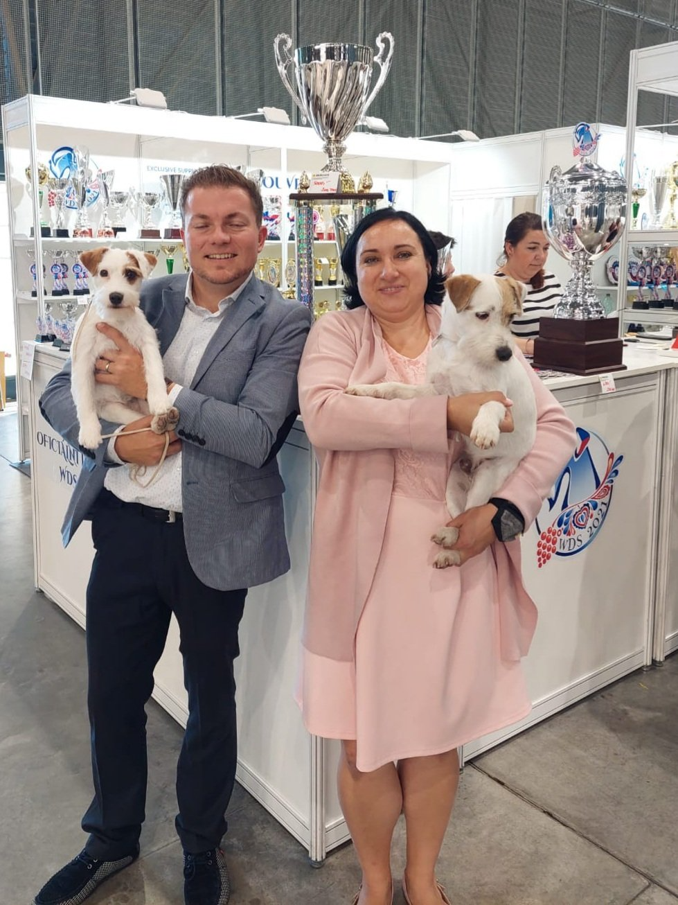 Bourbon Vanille of Green Spirits, Parson Russell Terrier Puppy Weltsieger 2021 mit Ihrem Vater Nugget Kozlic Ritakim Parson Russell Terrier Weltsieger 2021
