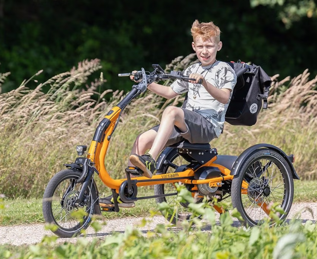 vanRaam EASY RIDER SMALL Modisches Dreirad für Kinder und Jugendliche. www.RadelnOhneAlter.COM www.ChristianiaBikes.de von Veloprojekt vanRaam EASY RIDER SMALL
Modisches Dreirad für Kinder und Jugendliche.
www.RadelnOhneAlter.COM
www.ChristianiaBikes.de
von Veloprojekt