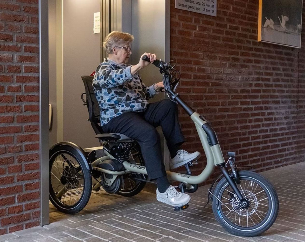 vanRaam EASY RIDER COMPACT Kompaktes Dreirad für Erwachsene www.RadelnOhneAlter.COM www.ChristianiaBikes.de von Veloprojekt vanRaam EASY RIDER COMPACT
Kompaktes Dreirad für Erwachsene
www.RadelnOhneAlter.COM
www.ChristianiaBikes.de
von Veloprojekt