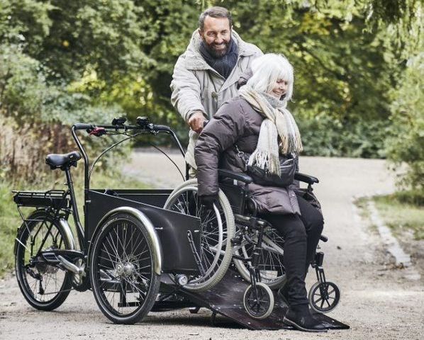 Christiania Bikes MODELL S Rollstuhltransport-Fahrrad www.RadelnOhneAlter.COM www.ChristianiaBikes.de von Veloprojekt Christiania Bikes MODELL S
Rollstuhltransport-Fahrrad
www.RadelnOhneAlter.COM
www.ChristianiaBikes.de
von Veloprojekt