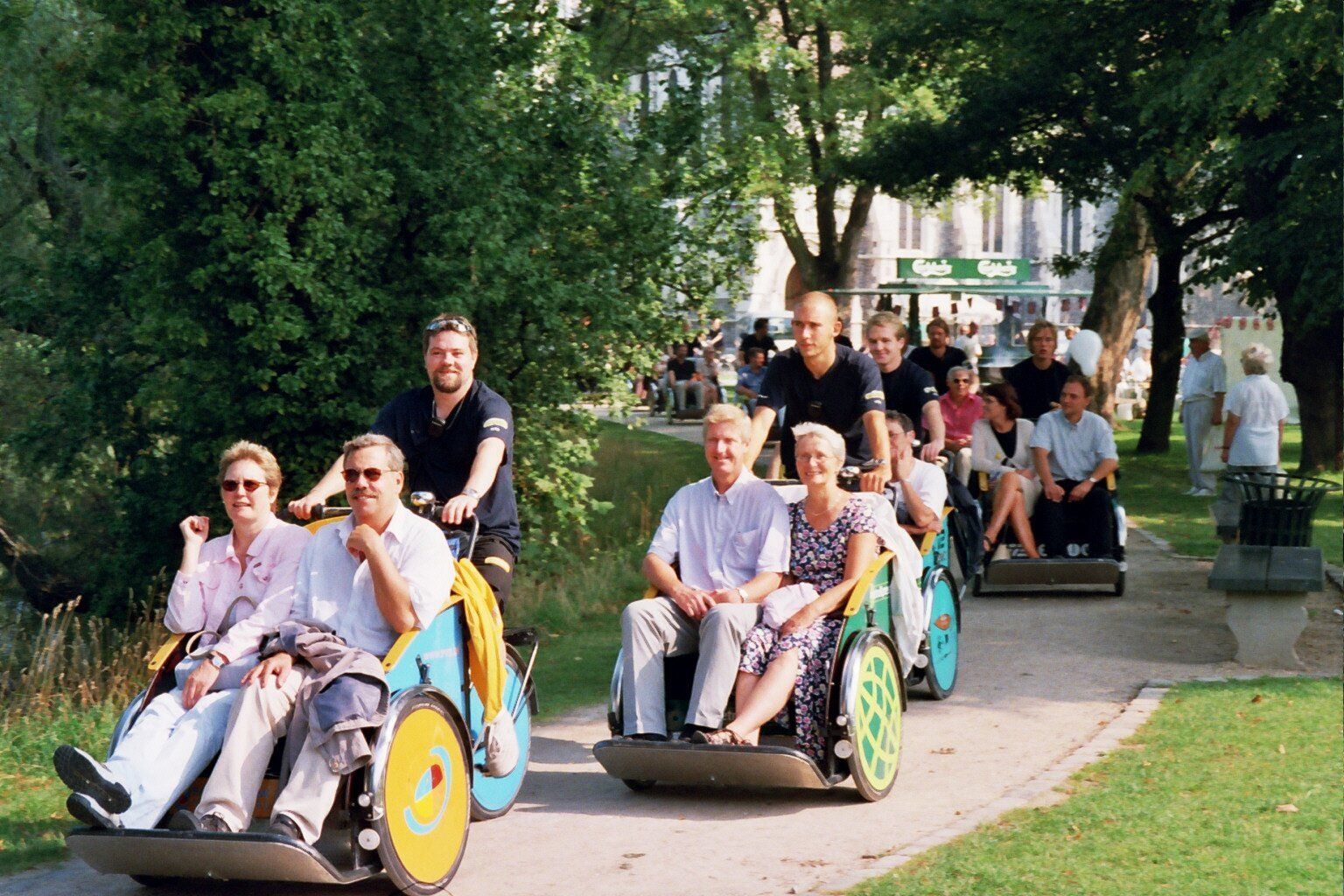 Die Fahrrad-Rikscha von Christiania Bikes ist allwettertauglich, mit Dach und Fleece-Decke - Zu bekommen bei haben bei www.RadelnOhneAlter.COM