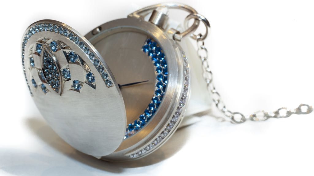 Eine Taschenuhr mit gefassten Steinen.