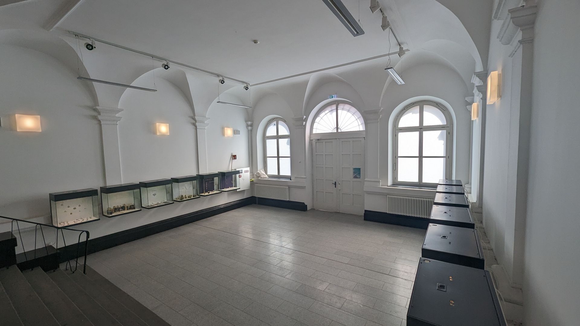 Foyer im Altbau mit Ausstellung