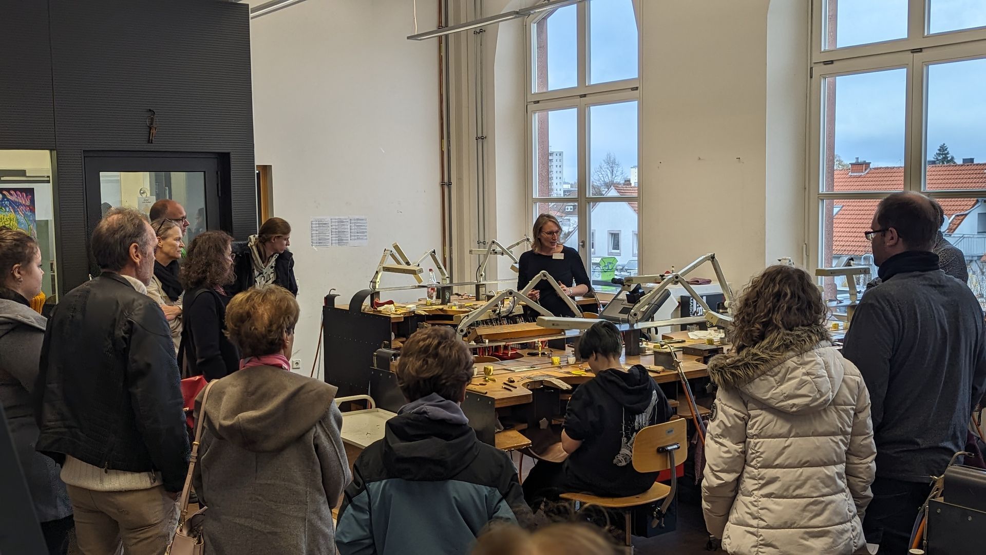 Eine Lehrerin spricht in der Werkstatt zu Besuchern.