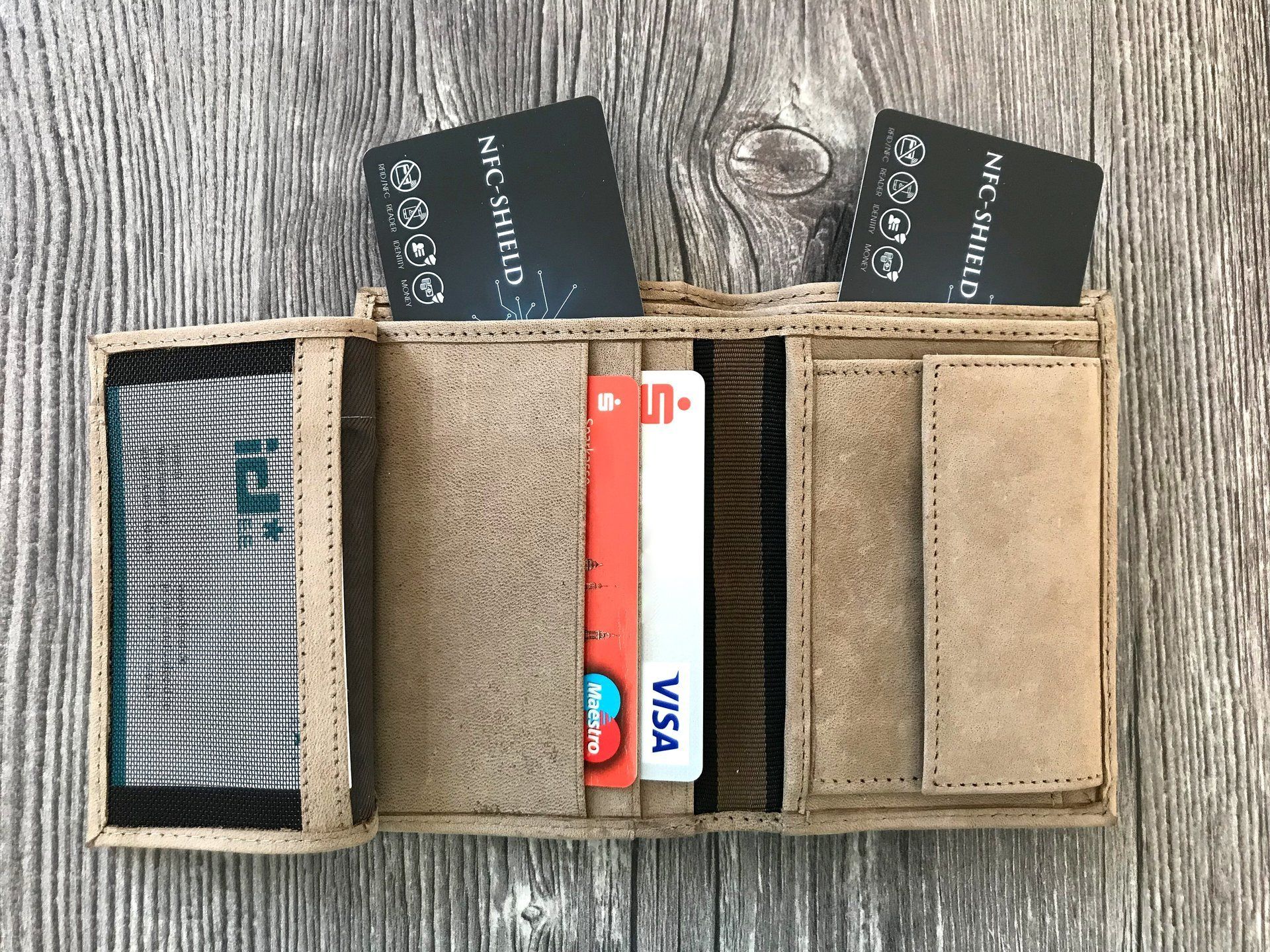 Portemonnaie mit NFC-Shield Cards und Girokarten
