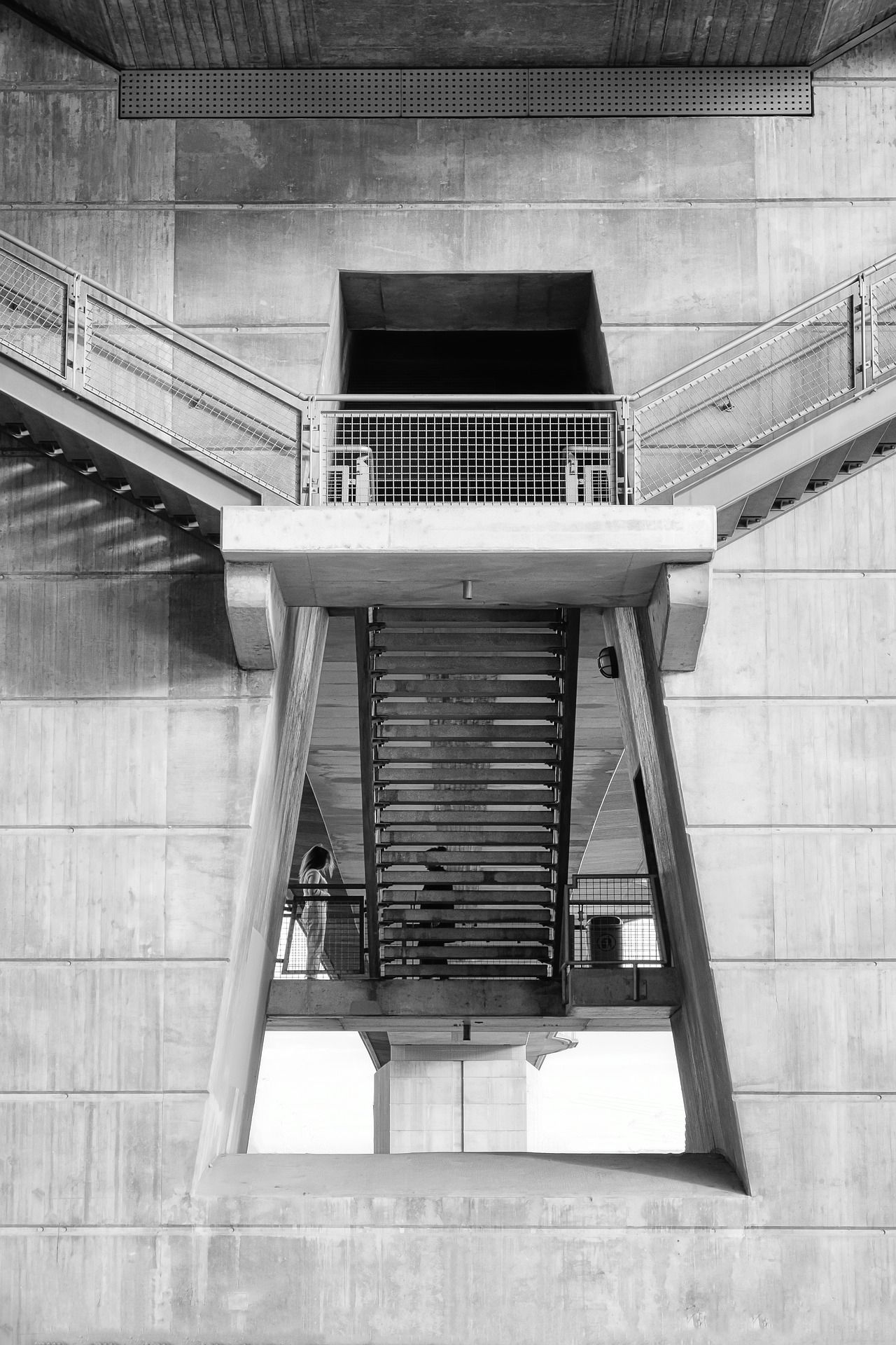 Das Bild zeigt Treppen, die sich an einem Punkt treffen und zu einer werden