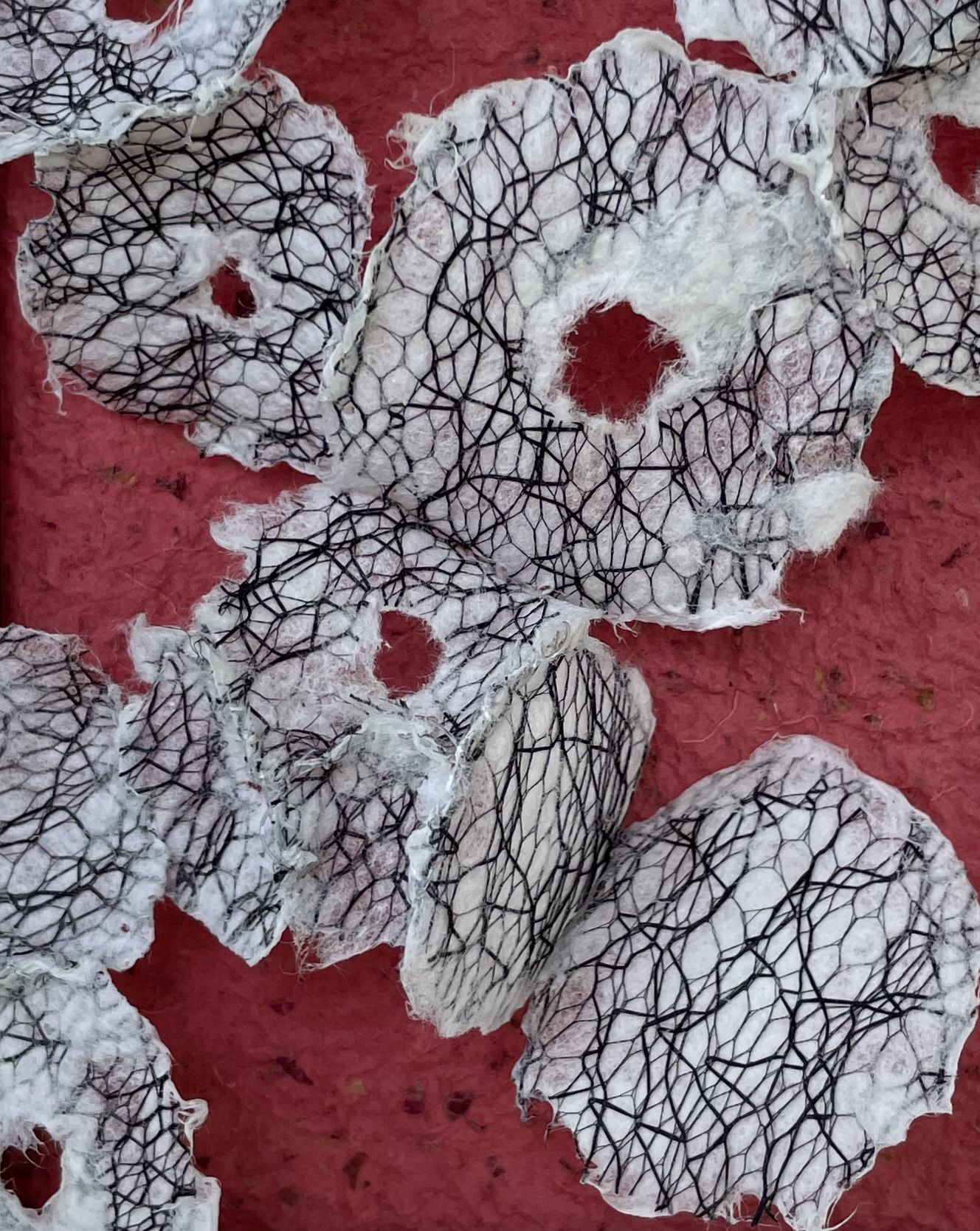 Rosnblätter, Werk von Christiane Rücker Papierkunstwerk Rosenblätter