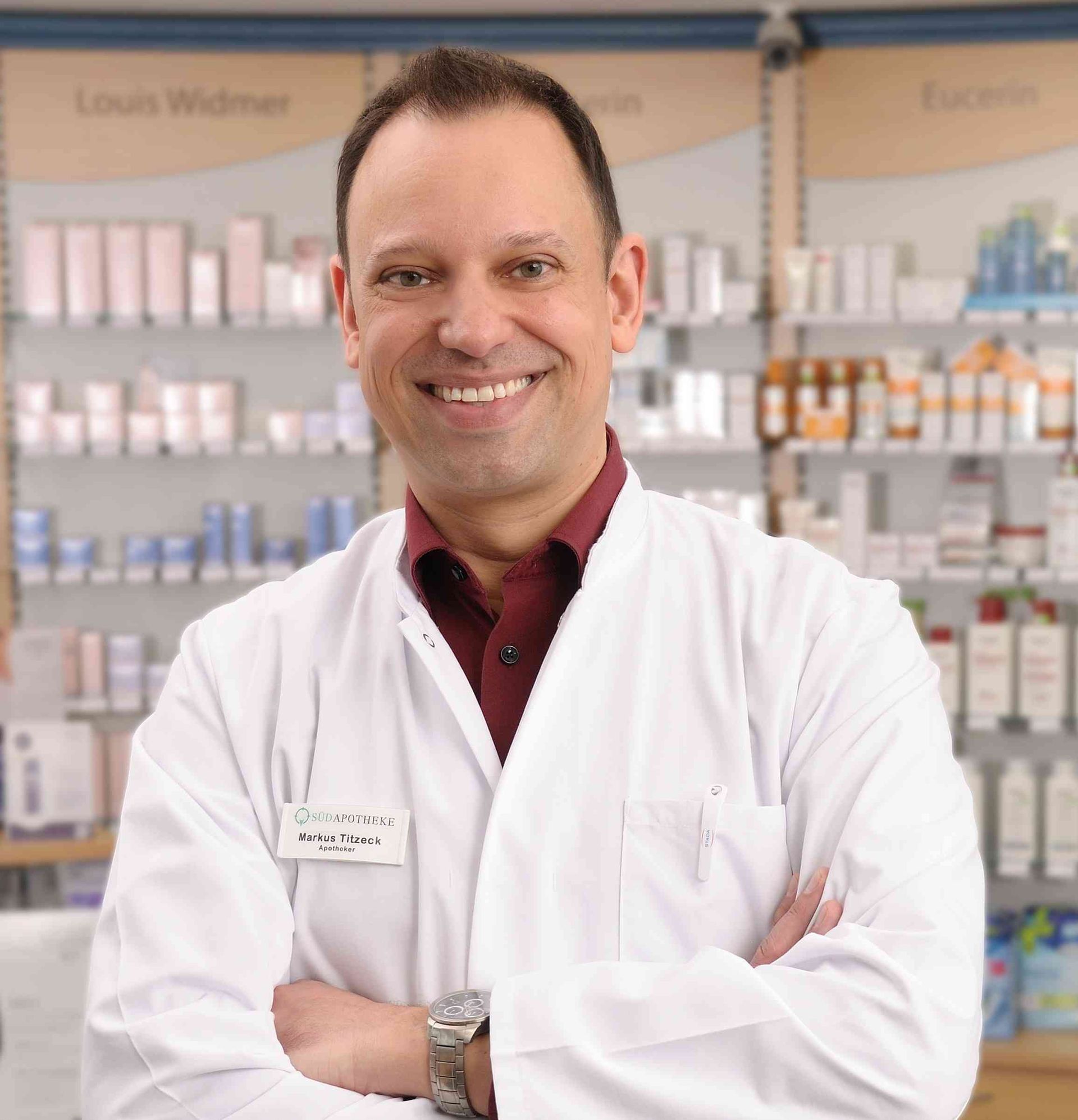 Apotheker Markus Titzek, Inhaber der Süd Apotheke Gütersloh, lächelt im Verkaufsraum.