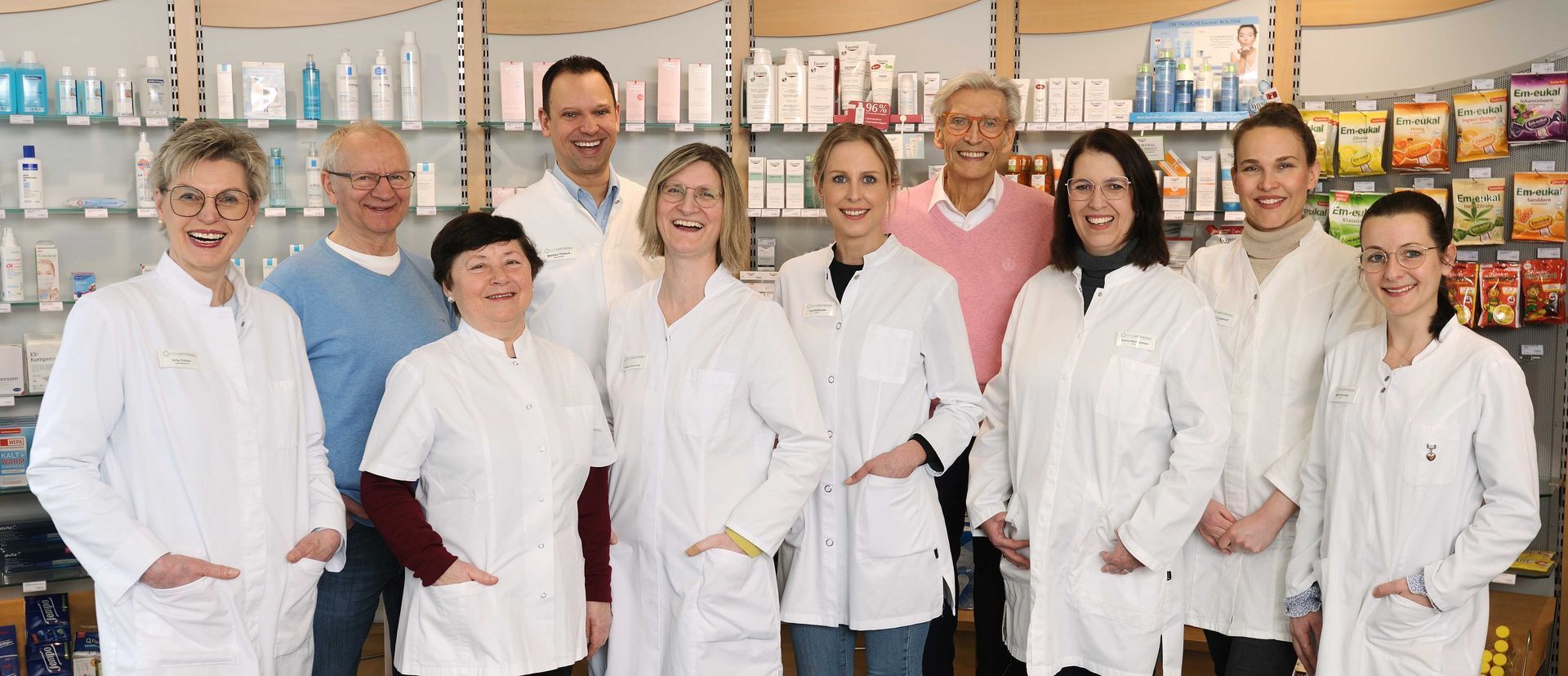 Team der Süd Apotheke Gütersloh in weißen Kitteln, Beratung und Service im Verkaufsraum.