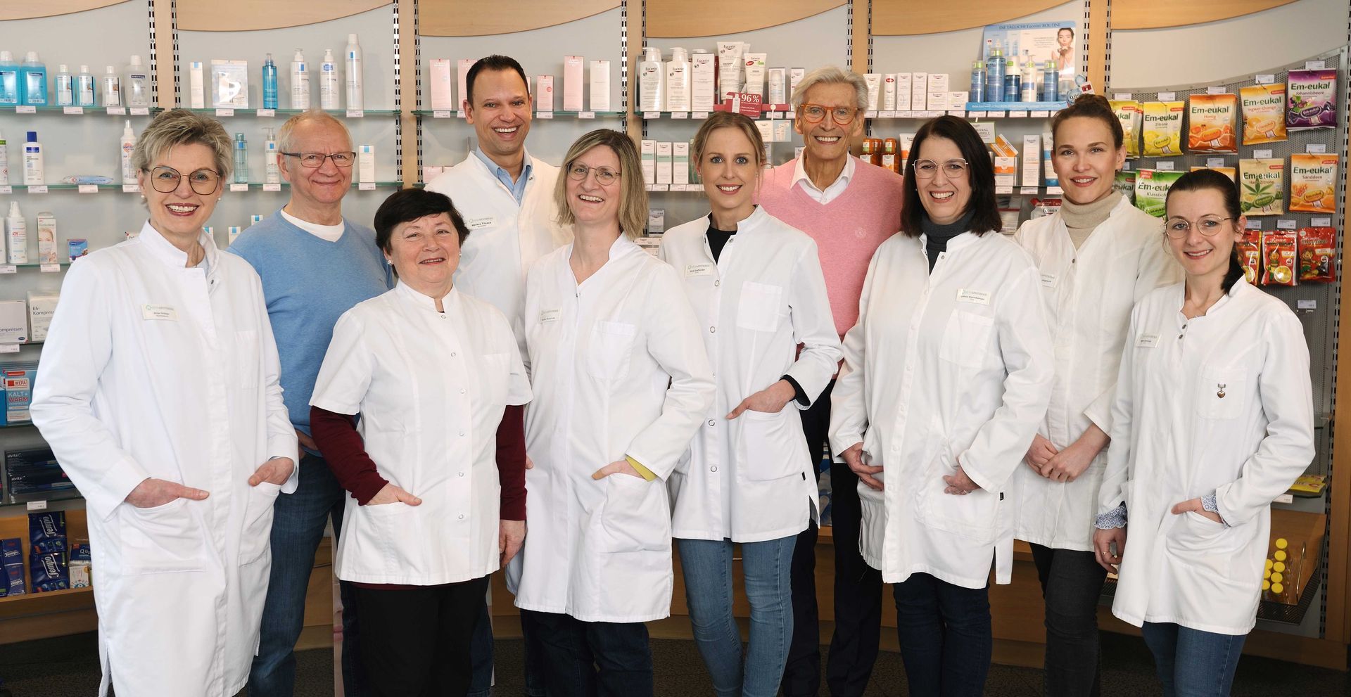 eam der Süd Apotheke Gütersloh in weißen Kitteln, Beratung und Service im Verkaufsraum.