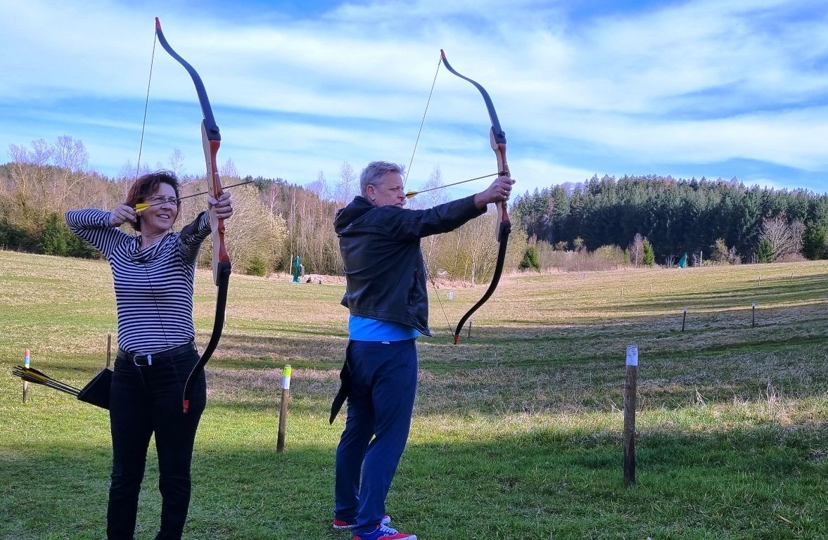 Bogenschuetzen, die ihre Bogen spannen