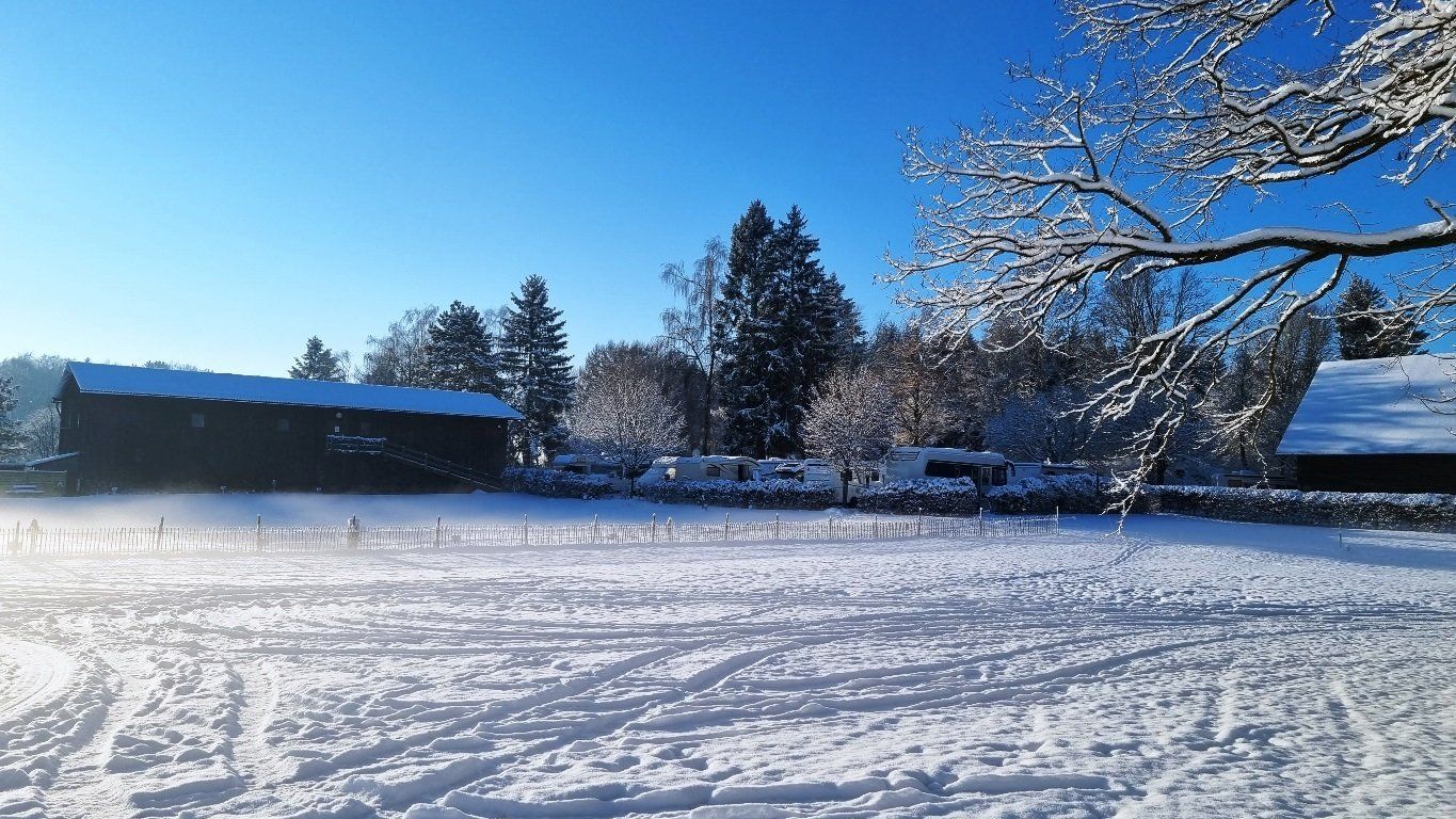 Wohnwagen und Wohnmobile auf Fuerstlichem Stellplatz Bad Waldsee im Schnee