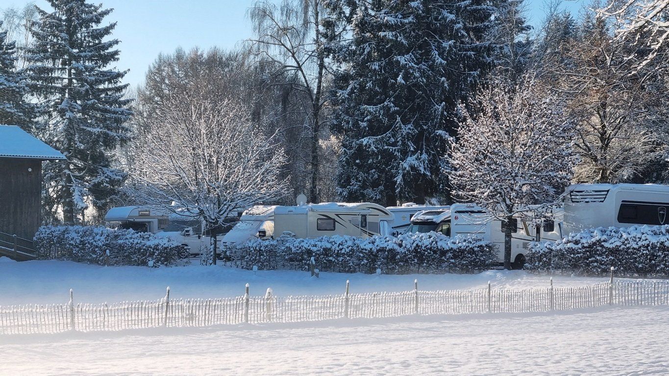 Wohnwagen und Wohnmobile auf Fuerstlichem Stellplatz Bad Waldsee im Schnee
