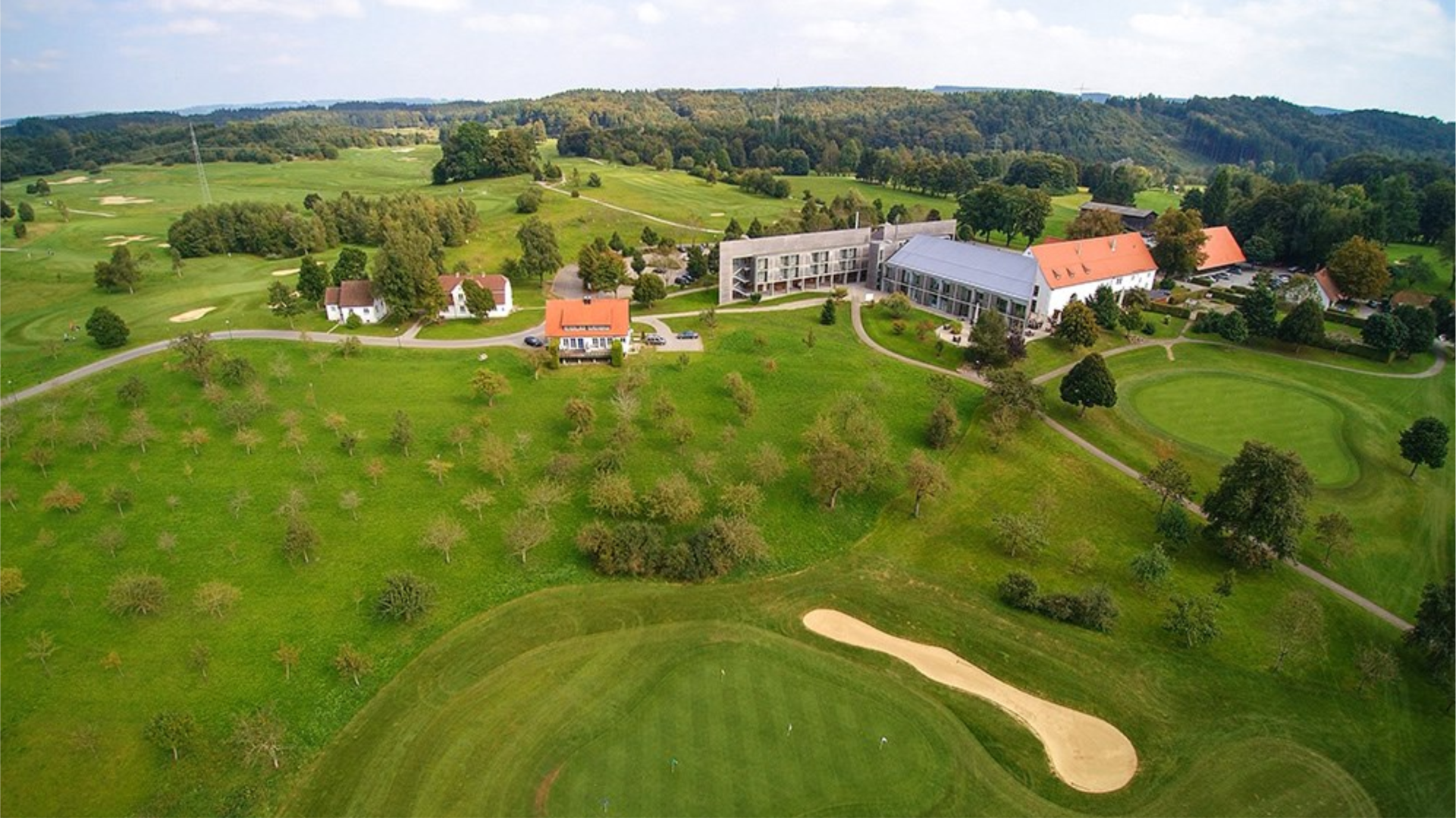 Drohnenaufnahme Blick auf Hotel Fuerstliches Golf- und Natur-Resort - zeigt die zentrale Anlage mit altem Gebäude und Grünflächen.