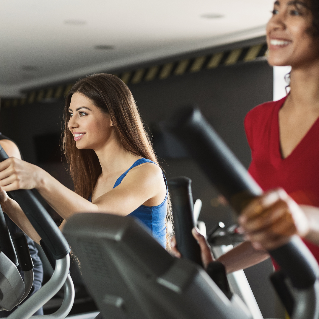Frauen auf dem Crosstrainer