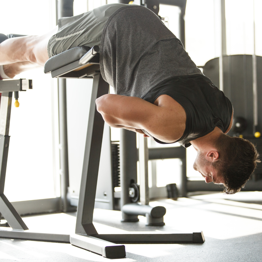 Mann im Fitnesstudio, grau angezogen