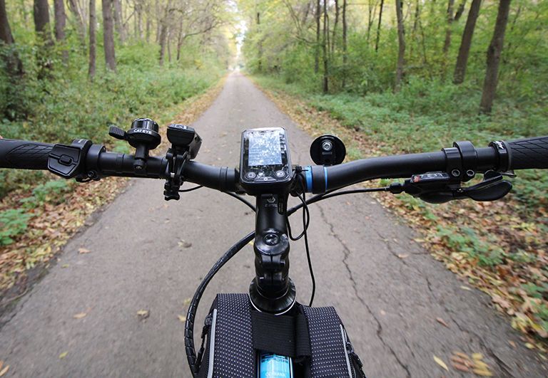 E-Bike Lenker auf Straße im Wald