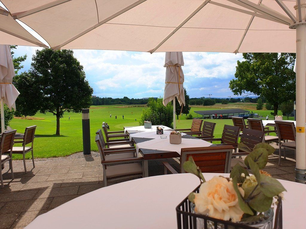 Restaurant im Hofgut Bad Waldsee Blick von der Terrasse auf den Golfplatz