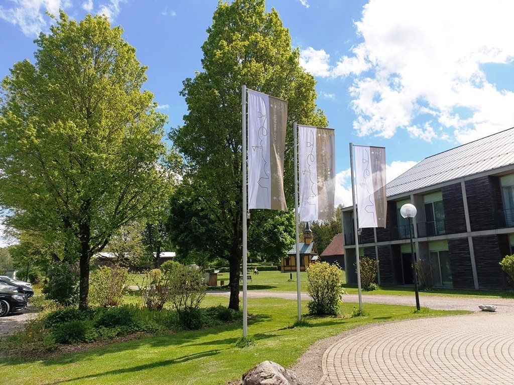 Fahnen vor dem Eingang des Hotels des Fuerstlichen Golf- und Natur-Resorts Bad Waldsee