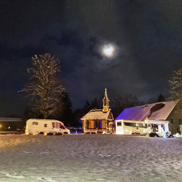Fuerstliches Winterleuchten Bad Waldsee Beleuchtung Schnee und Wohnmobile