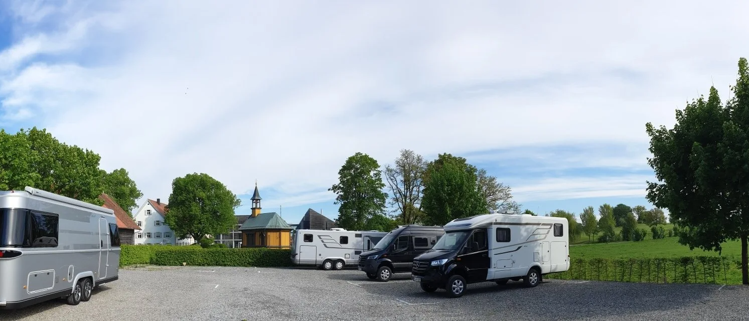 Drei Wohnmobile auf Stellplatz Fuerstliches Golf- und Natur-Resort Bad Waldsee