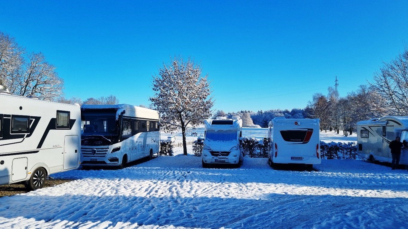 Wohnmobile im Schnee auf Fuerstlichem Stellplatz Bad Waldsee