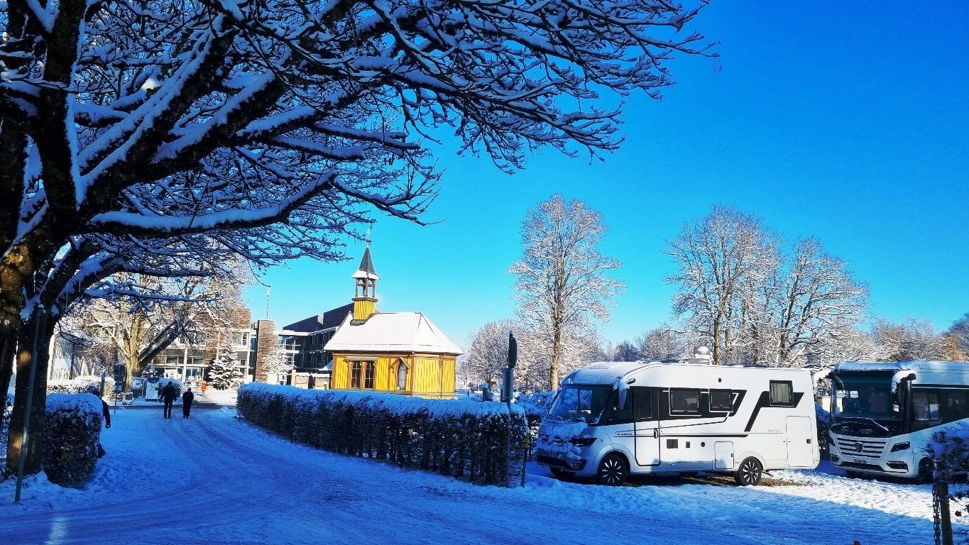 Wohnmobil im Schnee, Fuerstin Sophie Kapelle im Schnee