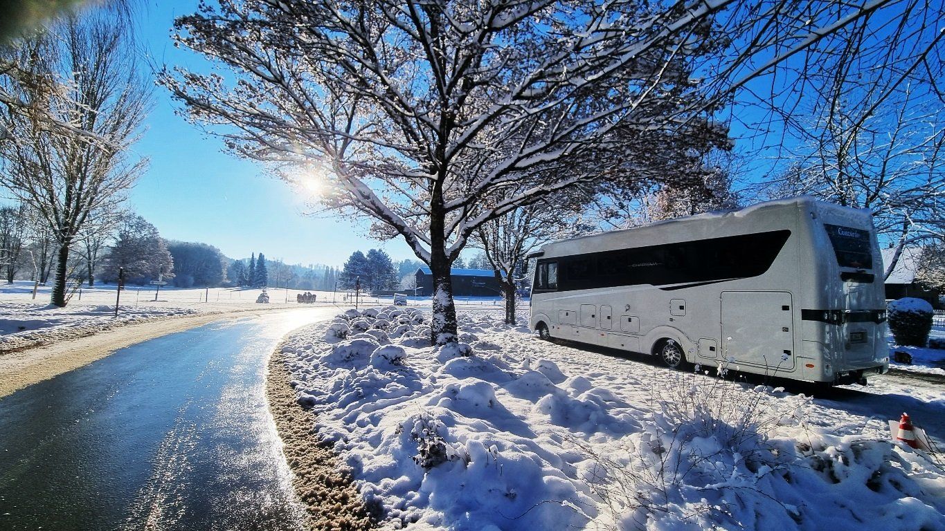 Wohnmobil im Schnee bei Sonnenschein