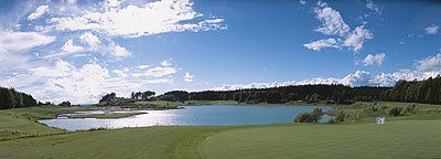 Fünf Seen im Gelände, umgeben von Wald und Wiese – Wasserflächen im Resort.