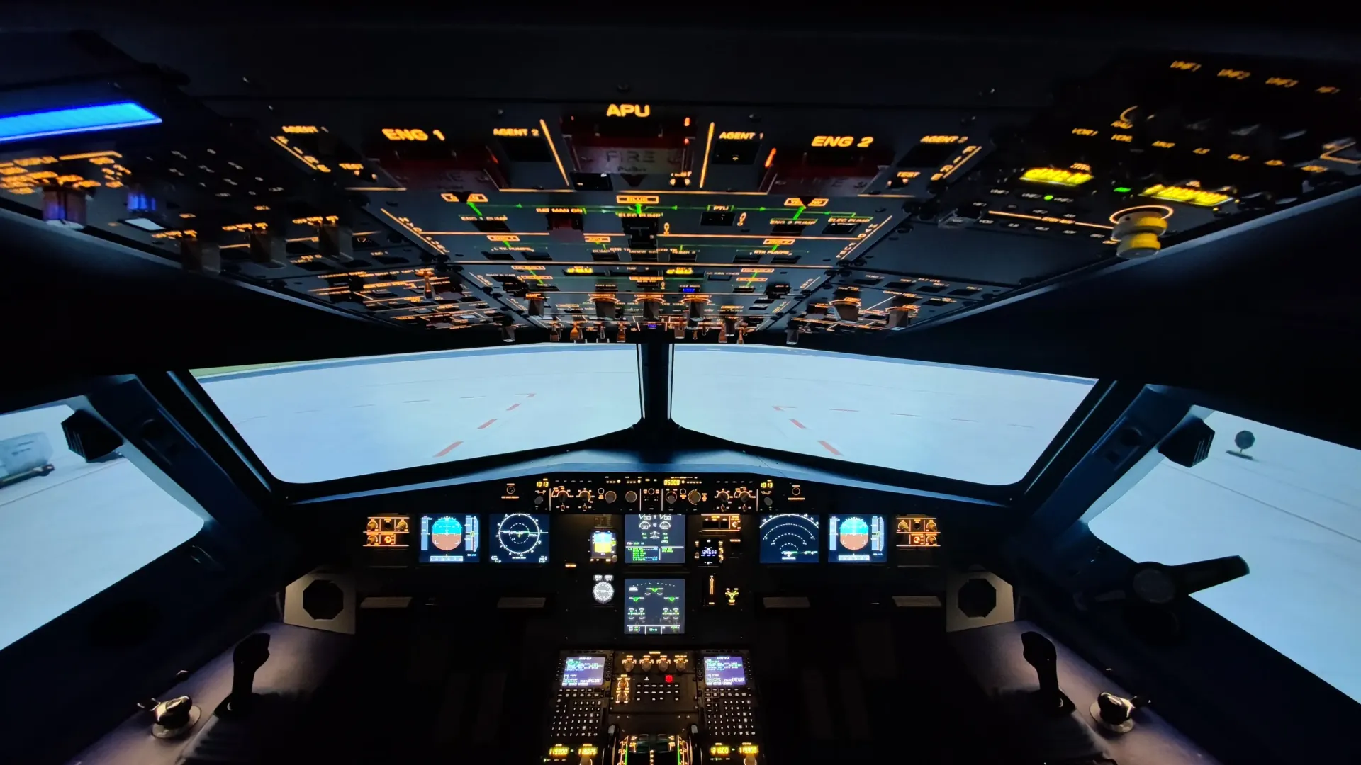 Cockpit des Airbus A320 Full Motion Flugsimulators nahe Frankfurt