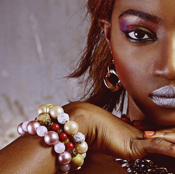 Mademoiselle E rencontre belle africaine